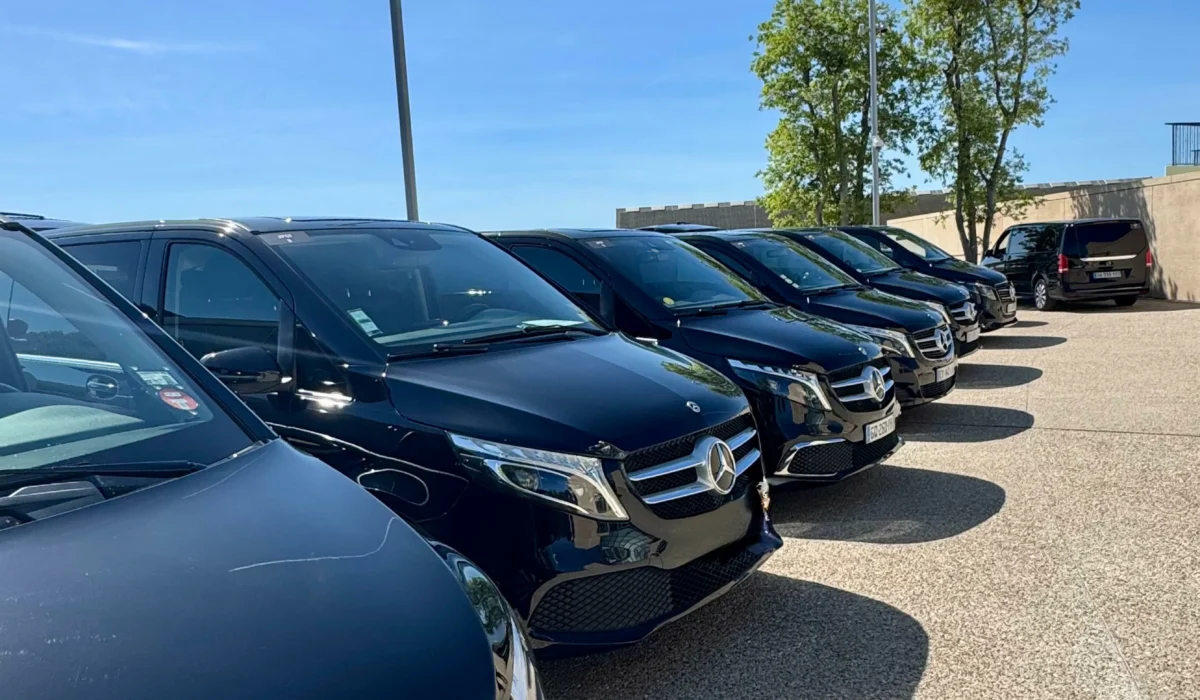Alignement de véhicules Mercedes VTC noirs prêts pour la prise en charge d’un groupe lors d’un événement ou d’un transfert VIP à Montpellier et dans l’Hérault