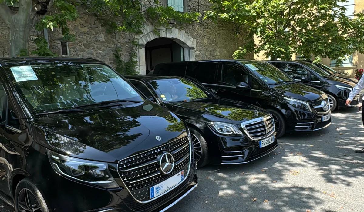 Flotte de véhicules VTC Mercedes noirs alignés devant un domaine en Occitanie, idéale pour la logistique de grands événements privés, mariages ou séminaires près de Montpellier