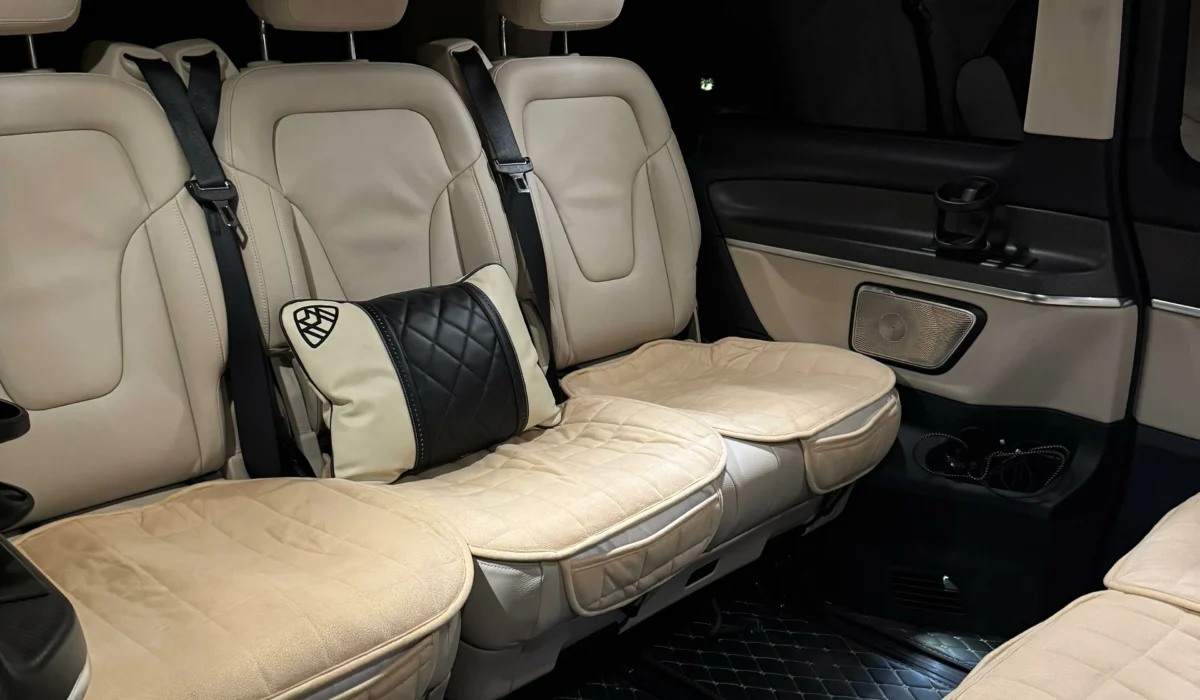 Intérieur luxueux et spacieux d’un van VTC avec sièges en cuir beige, idéal pour les transferts privés et professionnels depuis Montpellier