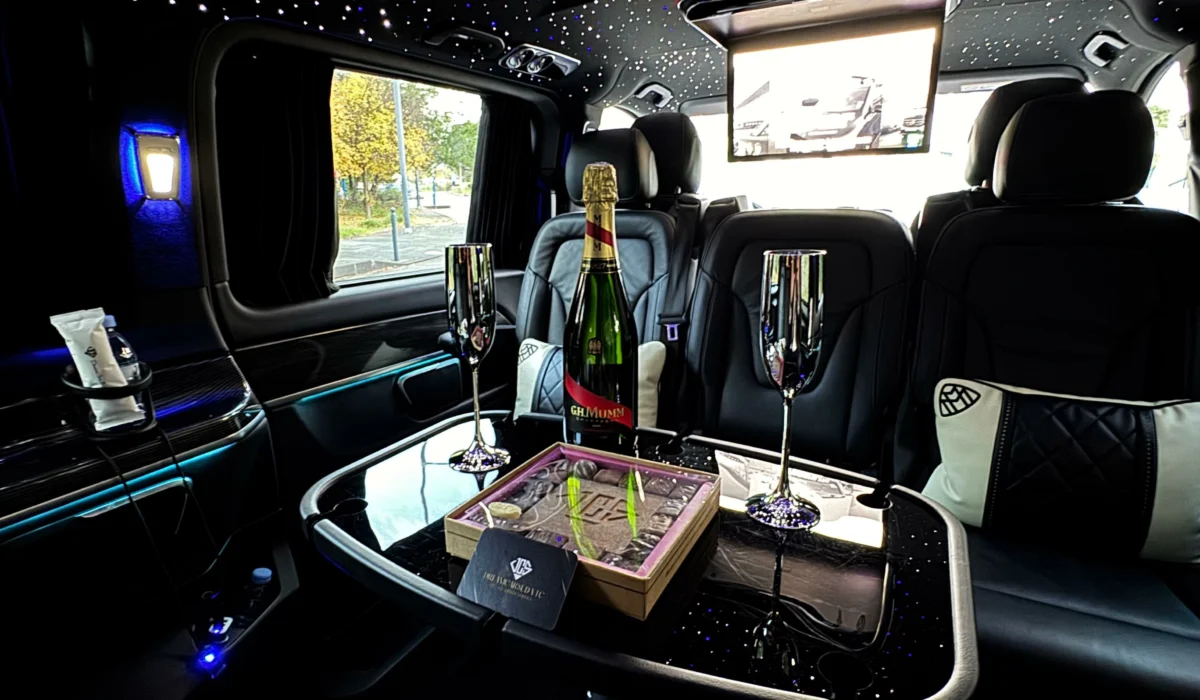 Intérieur raffiné d’un van VTC DreamCarSud avec service champagne, sièges cuir, ciel étoilé et ambiance luxe, idéal pour une soirée, un anniversaire ou un transfert haut de gamme à Montpellier