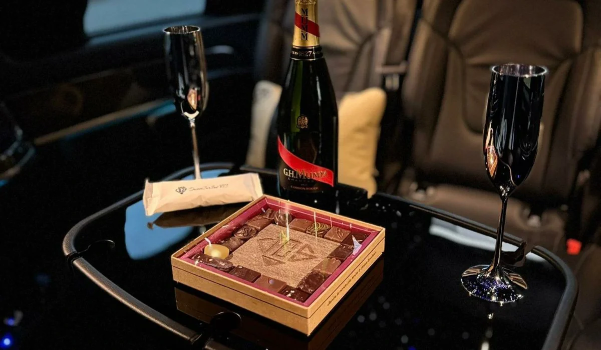 Intérieur d’un van haut de gamme DreamCarSud avec champagne, chocolats fins et lumière tamisée, idéal pour une surprise, un anniversaire ou un moment d’exception en VTC à Montpellier