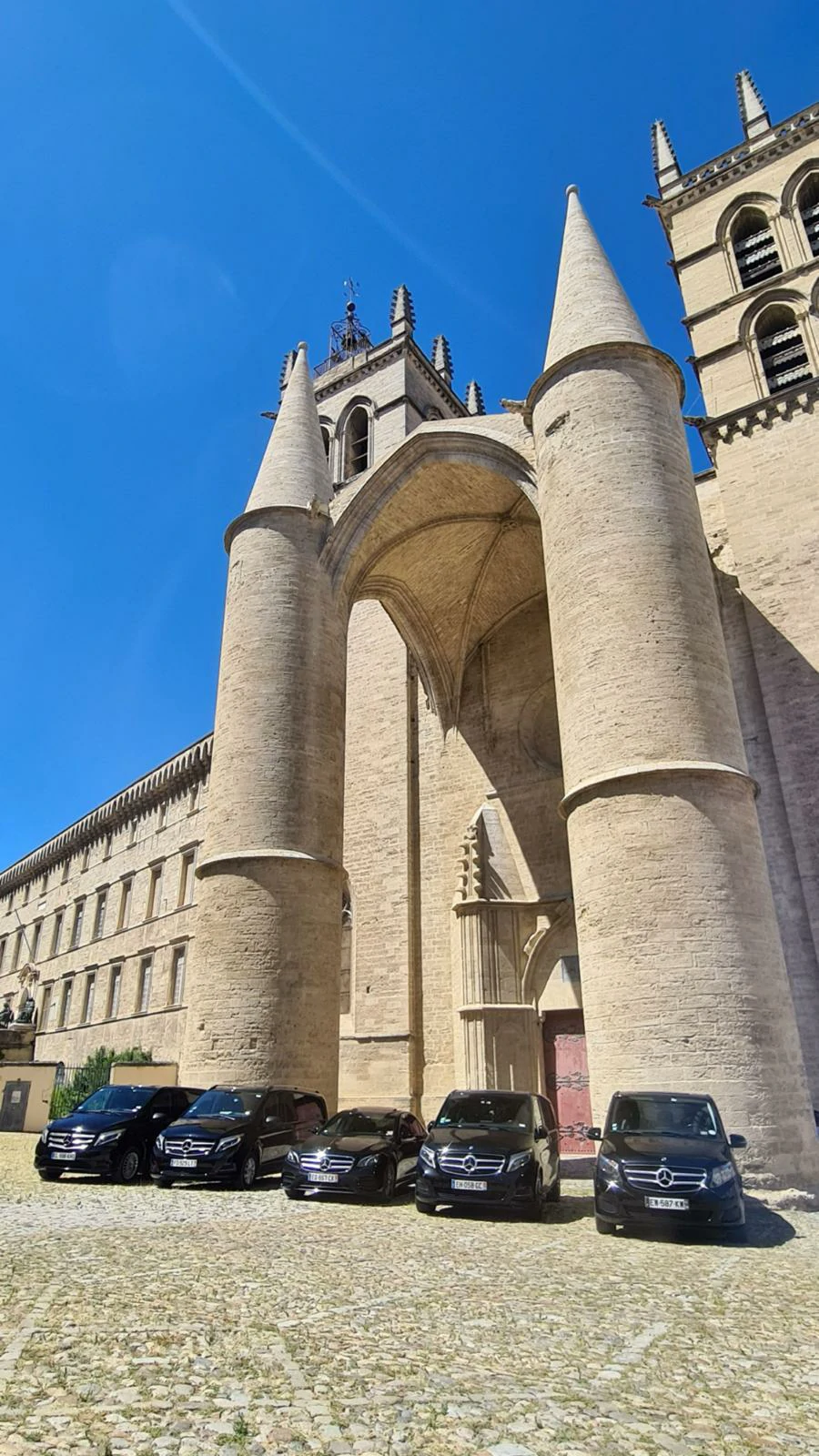 Flotte DreamCarSud devant la Cathédrale Saint-Pierre de Montpellier